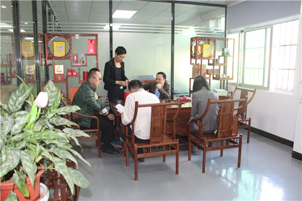 带客户来到会议室休息